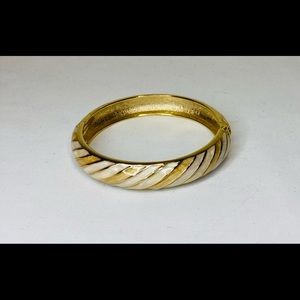 CREAM COLOR GOLD TONE SWIRL BANGLE BRACELET.